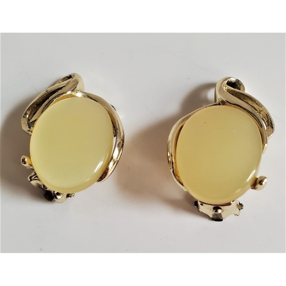 Clip On Earrings- Cream Colored Stone With Gold Tone Metal Vinta…Classic Elegant - Picture 1 of 7